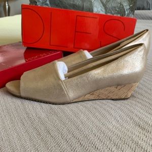 Aerosoles Gold Application pump 9.5 New in Box NIB